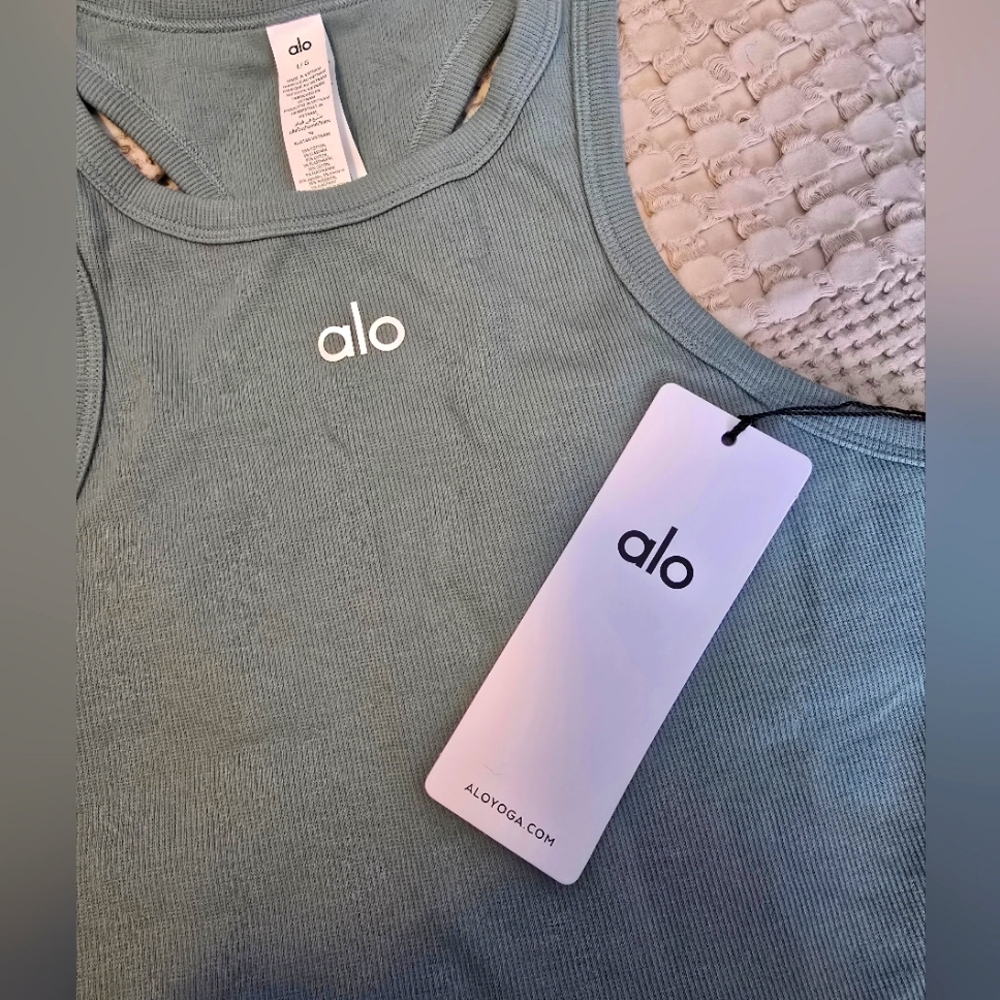 ✨️BNWT✨️ ALO Yoga Aspire Tank in Botanical Green